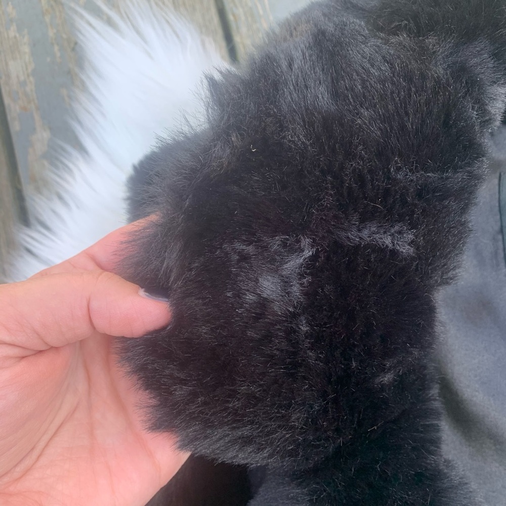 Forever 21 Black Faux Fur Collared Sleeveless Vest Outerwear Classic Mob Wife M - Picture 2 of 12